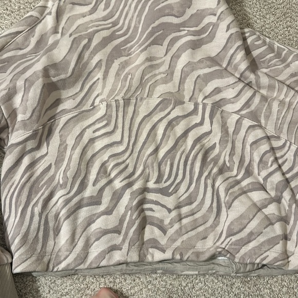 Sweaty Betty Cropped Hoodie in Ivory Tiger Print Medium - Picture 8 of 9